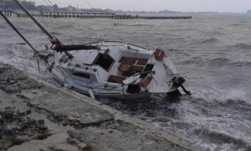 В Евпатории шторм разбил яхту о берег