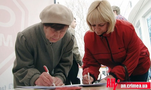 В Симферополе активисты «СТОП Майдан» собирает подписи за расширение полномочий автономии