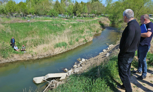Аксенов прошелся по шаткому мосточку над речкой у кладбища