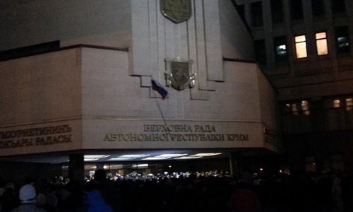 На парламент Крыма повесили российский флаг