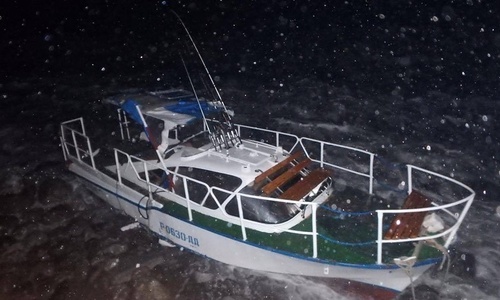 Во время шторма в Крыму на берег вынесло катер