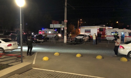 Две легковушки столкнулись у торгового центра в Симферополе