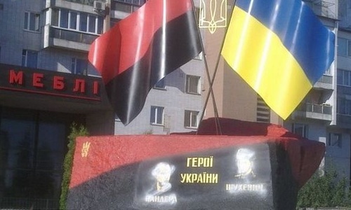 В Черкассах облили краской памятник Бандере и Шухевичу