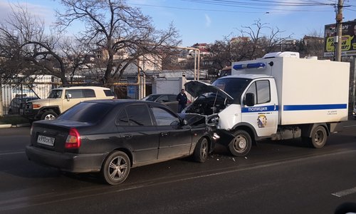 В Севастополе легковушка въехала в автозак