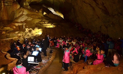 Иностранцы дали концерт в Мраморных пещерах