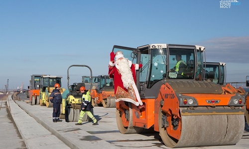 Дед Мороз прогулялся по Керченскому мосту