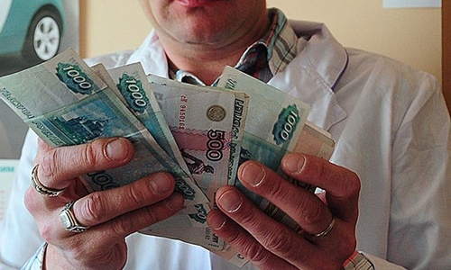 Крымских врачей поманили миллионом