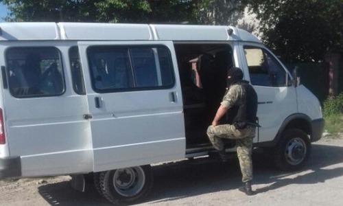 Под Белогорском снова обыскивают крымских татар