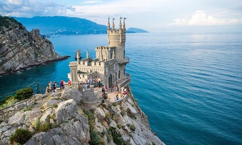 Туристов в Крыму по-прежнему привлекает Ласточкино гнездо