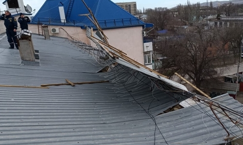 Ветер сорвал часть крыши с дома в Феодосии