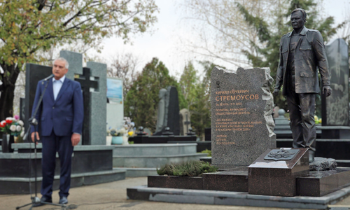 Памятник Кириллу Стремоусову поставили поперек гроба