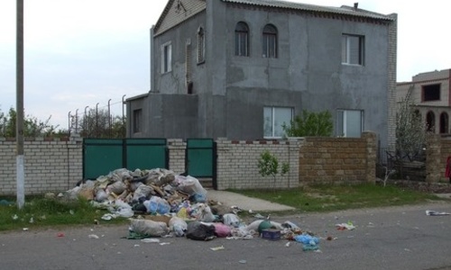 В Крыму вывалили мусор у домов безответственных чиновников