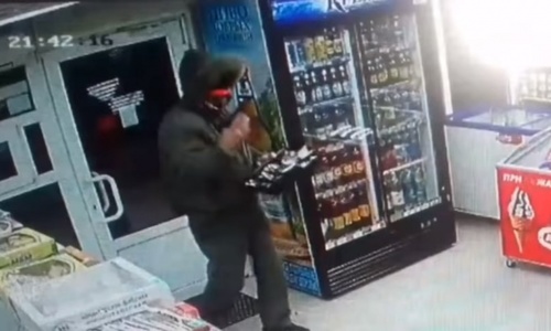 В Феодосии грабитель с пистолетом вынес кассу магазина