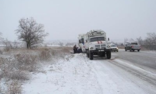 Десятки авто застряли на крымских дорогах из-за непогоды