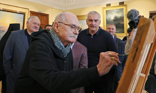 Михалков с кисточкой в руках открыл галерею Айвазовского