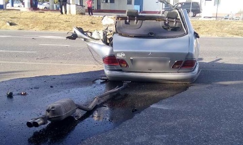Иномарку разорвало в ДТП на крымской дороге
