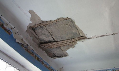 В школе Севастополя потолок чуть не рухнул на головы учеников