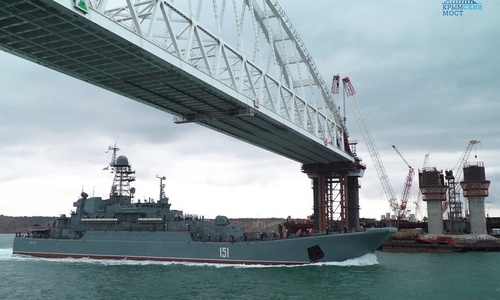 Под аркой моста в Крым прошли полсотни судов