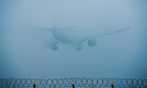 Несмотря на накрывающий Крым туман, самолеты пока летают по расписанию