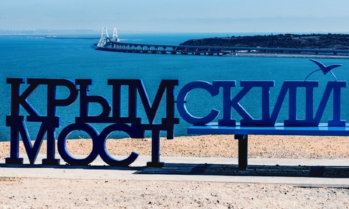 От прыжка с Крымского моста женщину удержали чудом