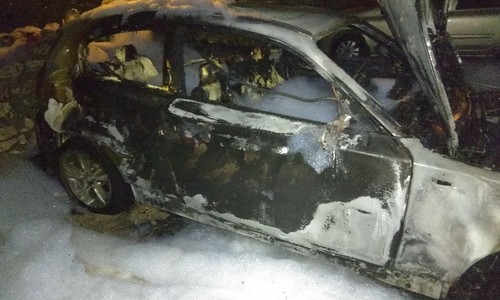 Во дворе жилого дома в Севастополе загорелся автомобиль