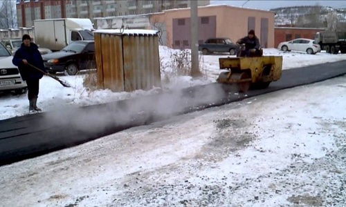 Снег в Крыму не мешает дорожникам класть асфальт