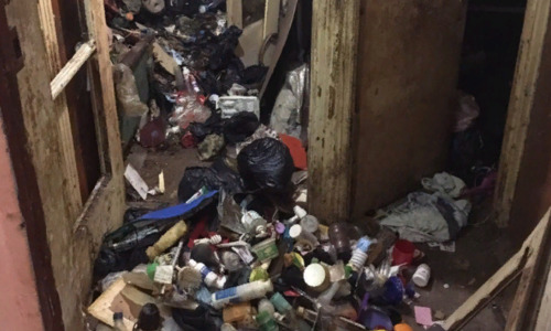 В Севастополе мужчина умер в куче мусора у себя в квартире