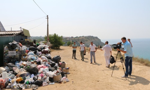 Севастопольских чиновников поразили переполненные мусорки