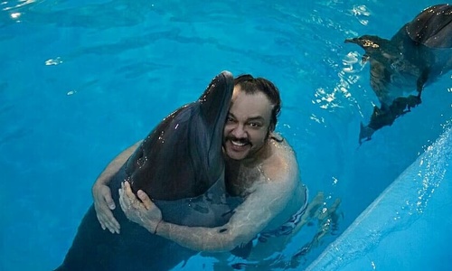 Киркоров поплавал с дельфинами в Алуште