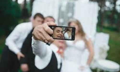 В Симферополе предложили делать свадебные фото с «Вежливыми людьми»