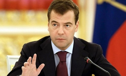 Медведев советует пенсионерам надеяться на Керченский мост
