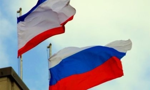 В Совмине сохранили российский флаг, поднятый 2 года назад