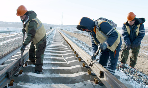 Строители начали прокладывать железную дорогу к Крымскому мосту
