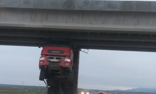 КАМАЗ зацепил кузовом мост на «Тавриде» под Белогорском