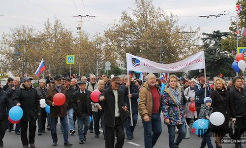 Севастопольцы вышли на демонстрацию в честь Октябрьской революции