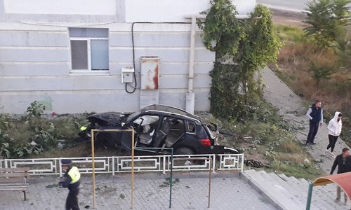 В Севастополе Mercedes влетел во двор многоэтажки