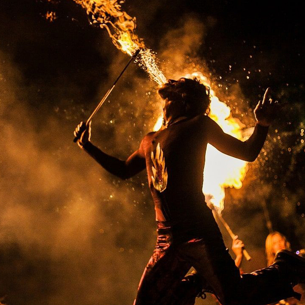 Играя с огнем, актер загорелся на набережной Феодосии