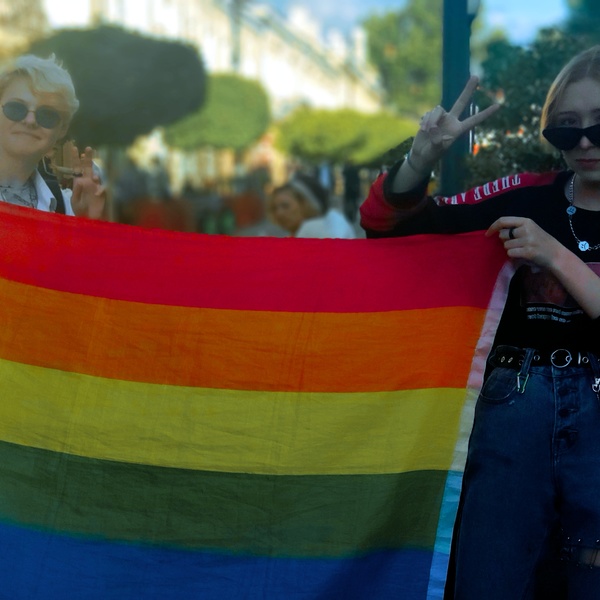 По центру Симферополя подростки «выгуливали» флаг ЛГБТ-сообщества
