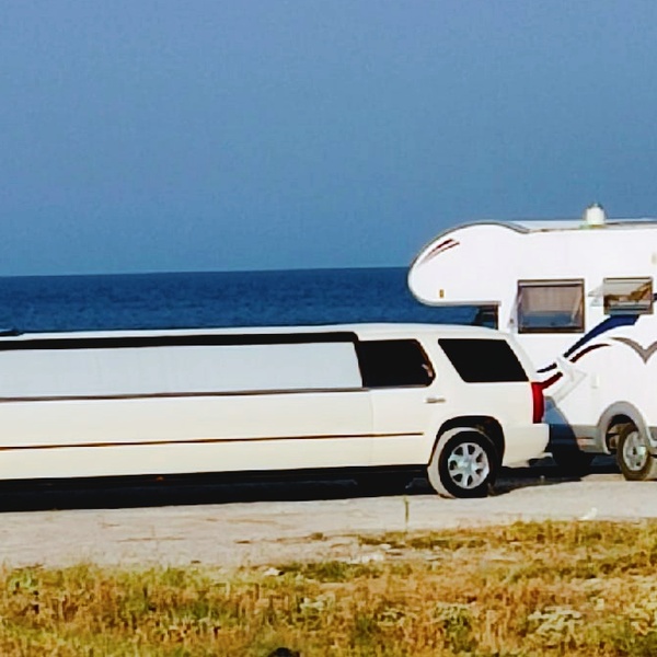 Мэр города Саки после вчерашних взрывов сегодня нашел на пляже лимузин