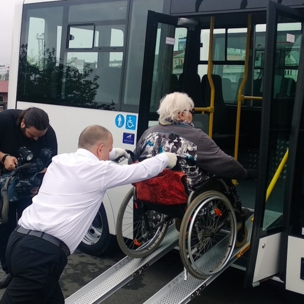 В Крым поступят автобусы, выкатывающие инвалидов-колясочников из салона