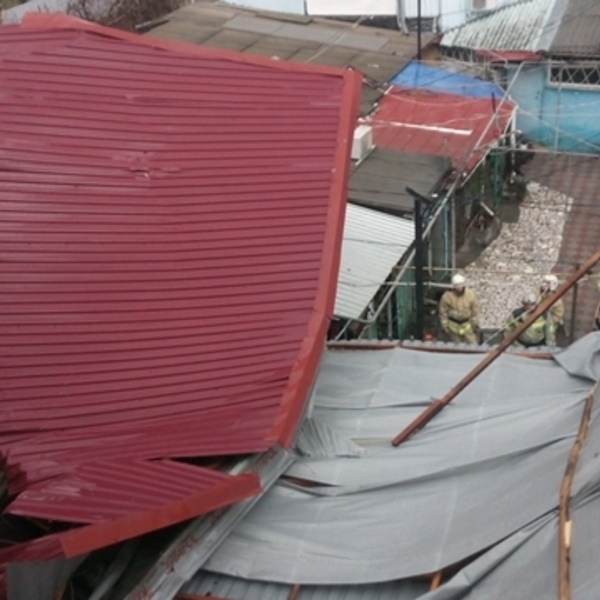 Ветер обрушил крышу на дорогу в Феодосии