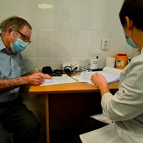 Американец в Евпатории сэкономил на российской прививке около 100 000 рублей