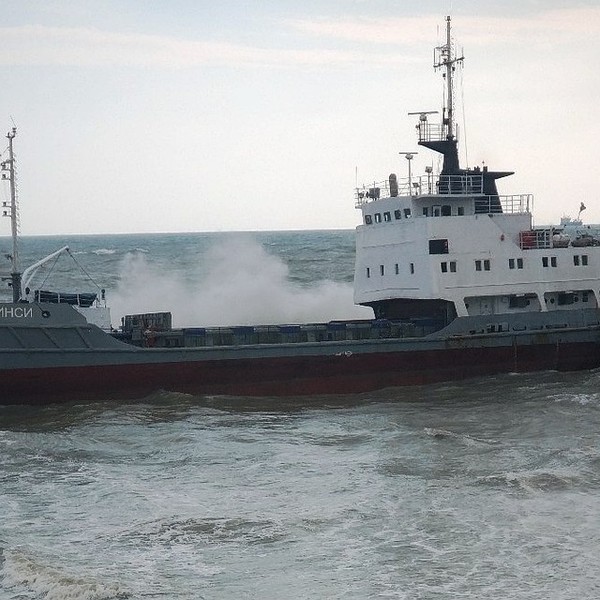Сорвался с якоря: в Керченском проливе застрял корабль