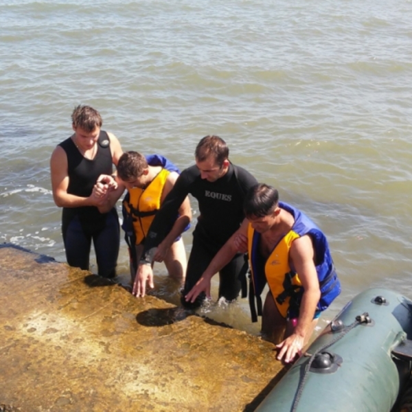 Возле судоходного канала в Керчи спасли двух мужчин