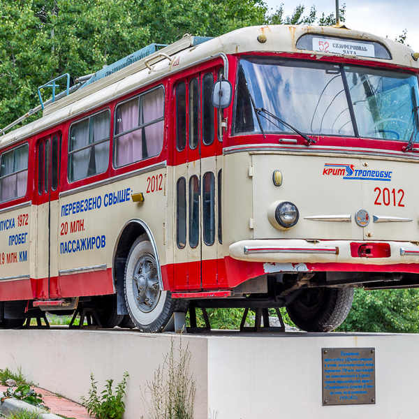 Памятник крымскому троллейбусу обновили и вернули на место