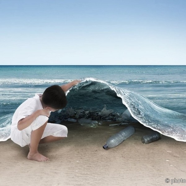 На пляж Феодосии выбросило мусор с погибшего судна?