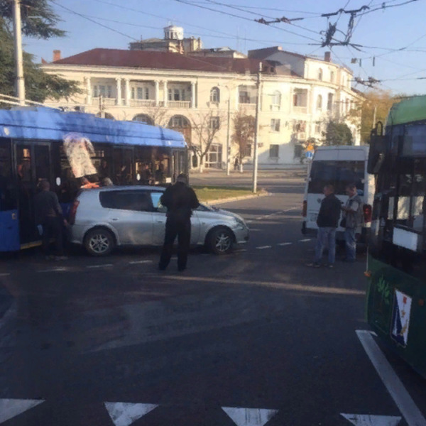 ДТП Севастополь за последние сутки 2023 года. Авария в Севастополе с автобусом. ДТП на площади Ушакова Севастополь.