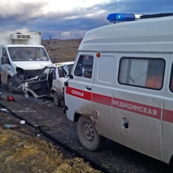 Девушка и мужчина пострадали в лобовом ДТП в Крыму