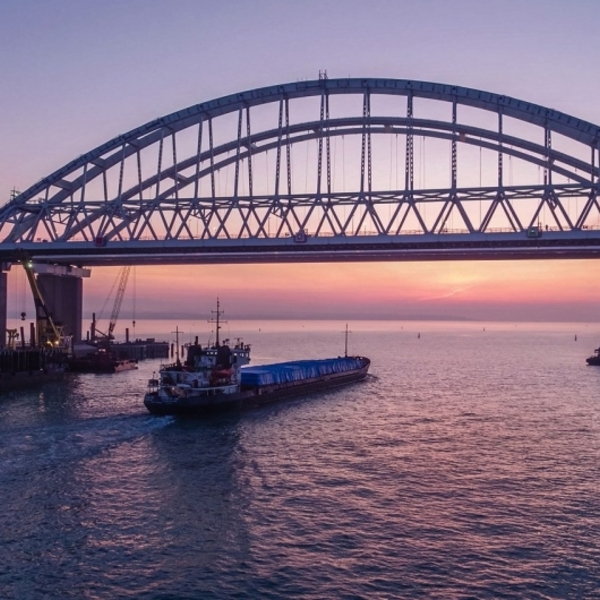 Судам посоветовали не ходить под Крымским мостом