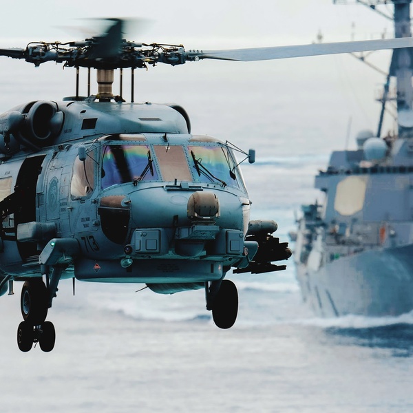 Возле Крыма в бурном открытом море вертолет припарковывали в корабельный гараж